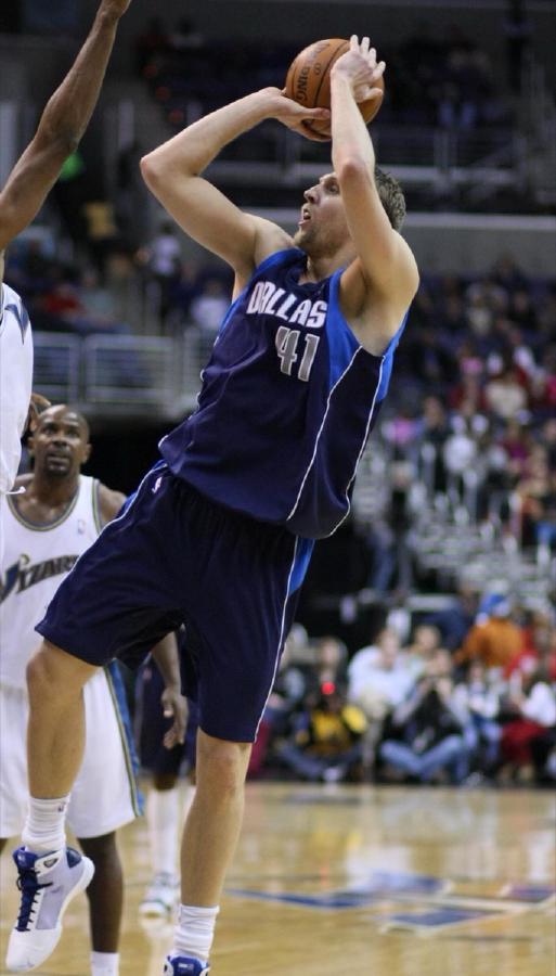 诺维茨基金鸡独立投篮解析：2米13长人如何发明篮球史上最无解招式